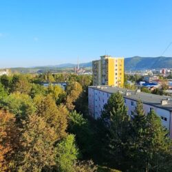 Predaj kompletne zrekonštruovaného 3-izbového bytu s balkónom vo Zvolene – Zlatý Potok - Pekné reality jpg (9)